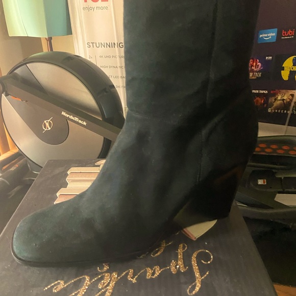 Enzo Angiolini Women wedge suede boot. - Picture 4 of 5